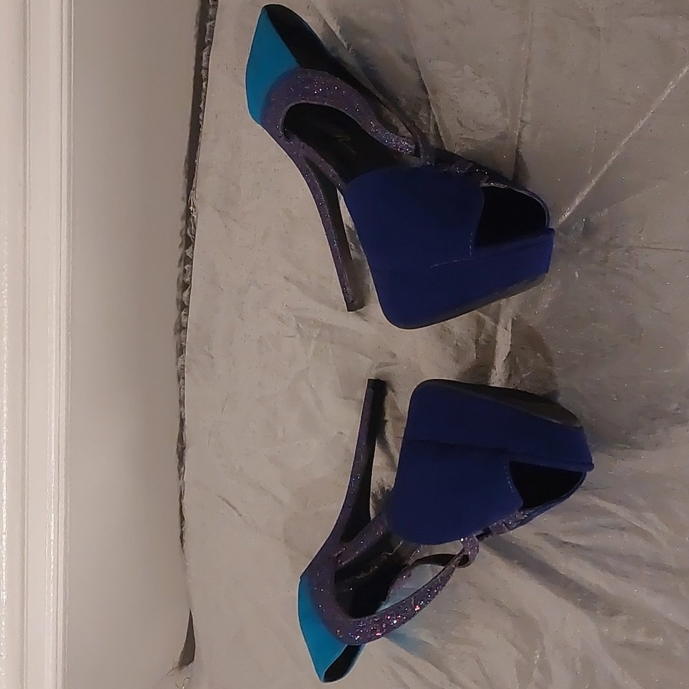 Stilletos - Picture 3 of 7